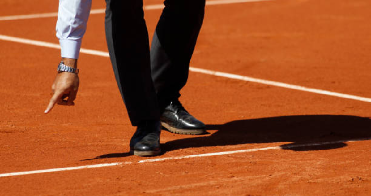 Juez de silla en el tenis es suspendido de por vida por arreglos de puntos.