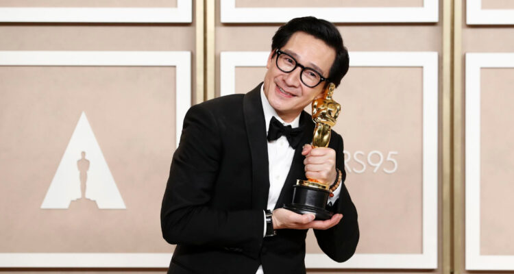 Ke Huy Quan con su Oscar en la mano