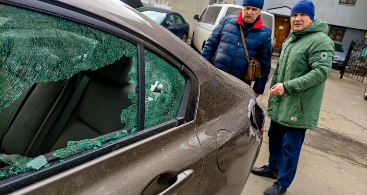 Daños en un vehículo en Kiev 