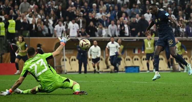 Kolo Muani en su mano a mano con Dibu Martínez en la final de Qatar 2022.