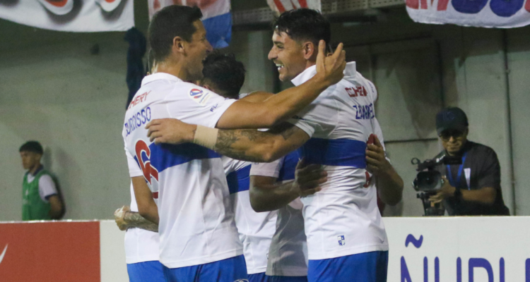 Universidad Católica venció a Ñublense y es más líder que nunca.