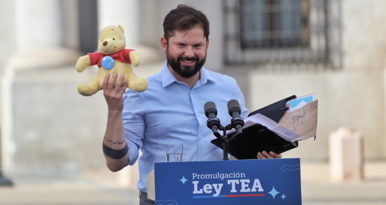 le regalan winnie the pooh a presidente Boric