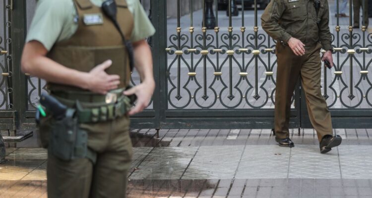 Qué es y en qué casos opera la leítima defensa privilegiada de Carabineros que fue aprobada en la ley Naín y retamal