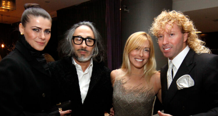 Leonardo Farkas posa con su esposa y la pareja conformada por Tonka Tomicic y Parived.