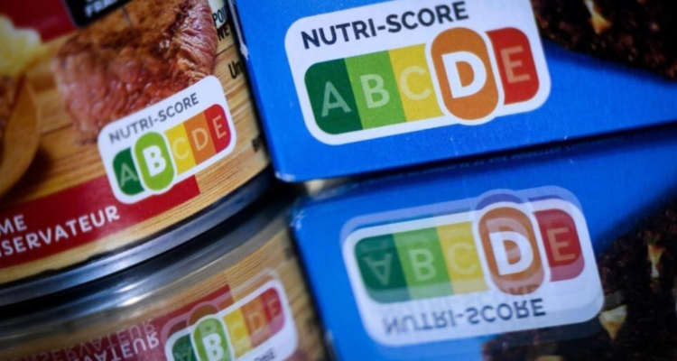 Etiquetas en dos productos en un supermercado de Nantes, Francia