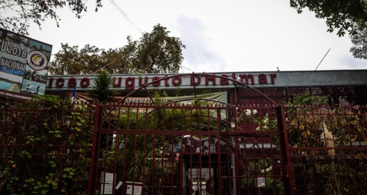 Destituyen a director de Liceo Augusto D’Halmar