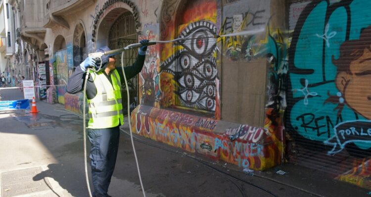 Comienza recuperación y limpieza de fachadas en 8 kilómetros del eje Alameda-Providencia