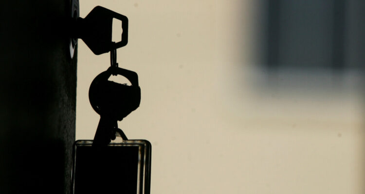 Surgen críticas por falta de reglamento que retrasa entrada en vigencia de la Ley de Garantía Estatal