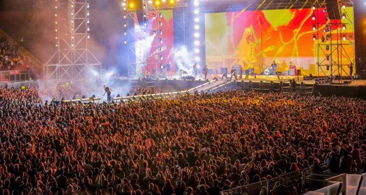 Los Bunkers regresan en grande en el Estadio Santa Laura con canción nueva y un show histórico