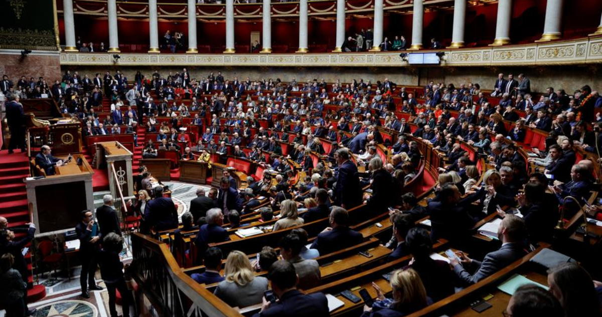 Caos en el gobierno y las calles francesas: Macron impone reforma de pensiones sin voto de diputados