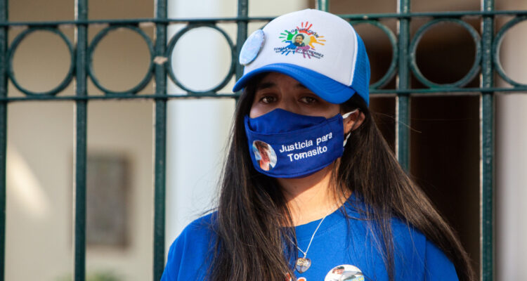 Madre de Tomás Bravo demandará al Estado por errores en investigación por muerte de su hijo