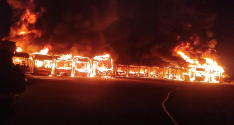 Maipú incendio en depósito de buses destruyó 24 máquinas del Transantiago que estaban en desuso