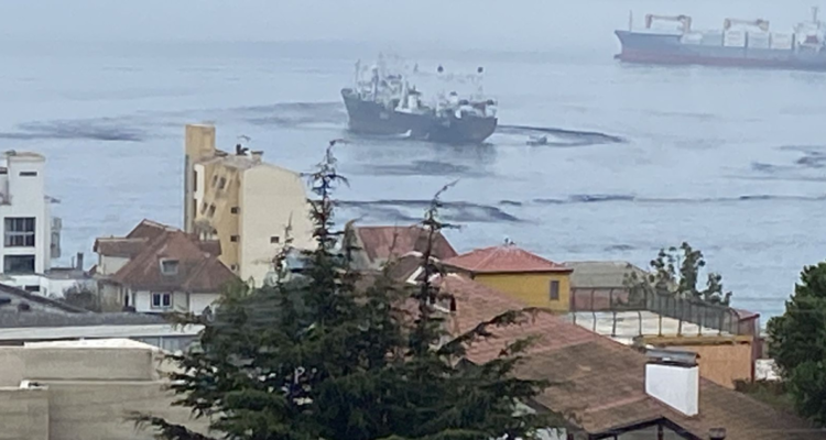 Pescadores denuncian enorme mancha oleosa en la bahía de Valparaíso: piden presencia de autoridades