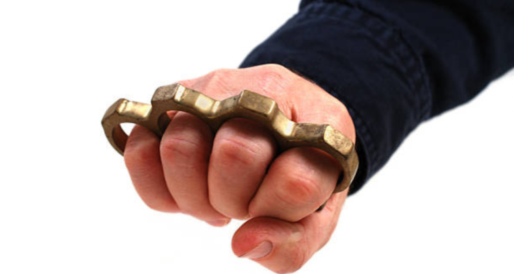 Estudiante agrede a otro con una manopla previo a entrar a clases en liceo de Talcahuano