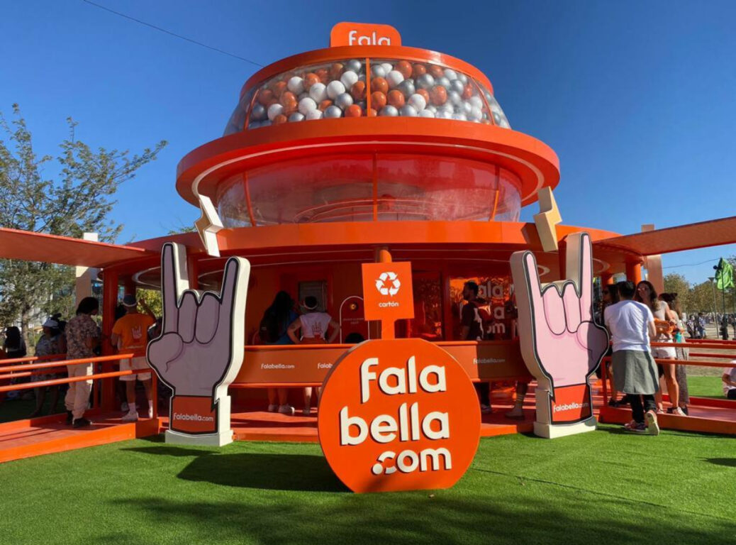 Con gran máquina que regala productos: falabella.com sorprende a asistentes al Lollapalooza 2023