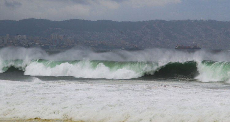 Joven de 26 desapareció tras ingresar el domingo al mar en Reñaca: Armada realiza labores de búsqueda
