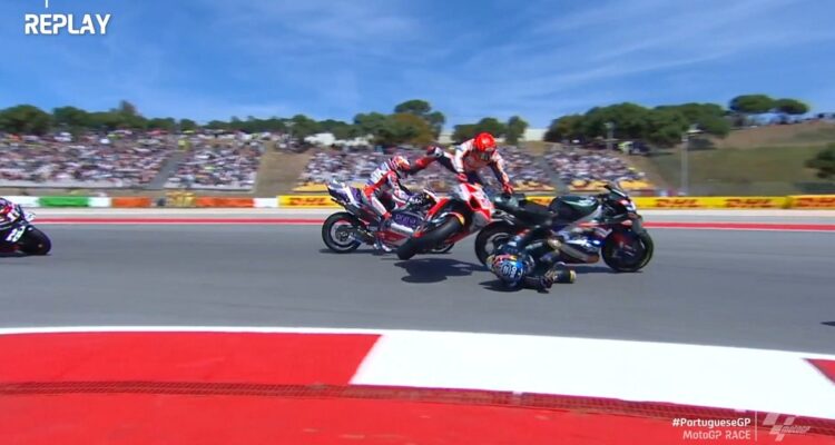 Marc Márquez volando por los aires tras llevarse por delante a Miguel Oliveira.