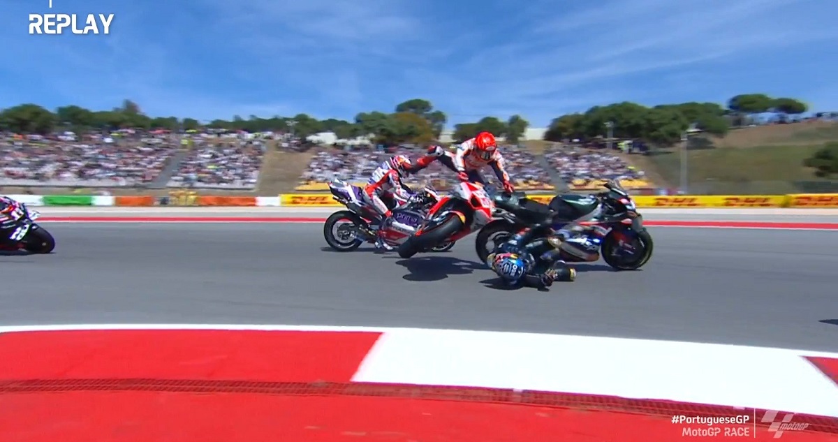 Marc Márquez volando por los aires tras llevarse por delante a Miguel Oliveira.