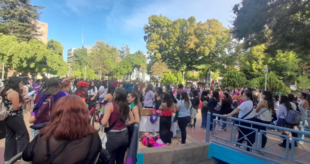 Comienza marcha en conmemoración del Día de la Mujer a lo largo de Chile
