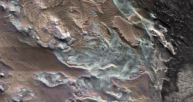 Este descubrimiento sugiere que la historia reciente de Marte puede haber sido más acuosa de lo que se pensaba anteriormente, lo que podría tener implicaciones para comprender la habitabilidad del planeta.