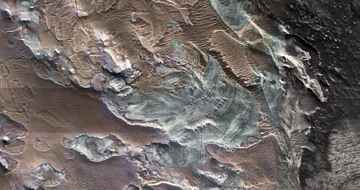 Este descubrimiento sugiere que la historia reciente de Marte puede haber sido más acuosa de lo que se pensaba anteriormente, lo que podría tener implicaciones para comprender la habitabilidad del planeta.