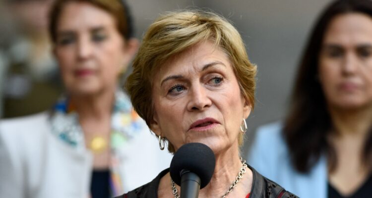 Alcaldesa Matthei asegura que el Frente Amplio y el PC “también debilitaron a Carabineros”