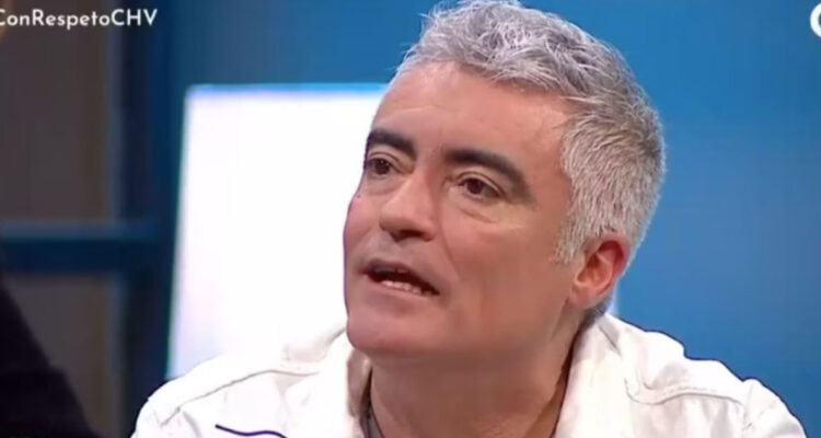 El comediante Mauricio Flores habla serio en el programa de CHV Pero con Respeto. El humorista comentó el delicado estado de salud de su hija, que sufrió un accidente cerebrovascular.