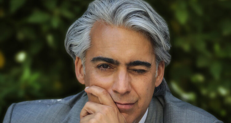 ME-O guiñando un ojo, lanzando criticas al Gobierno de Boric en su primer año.