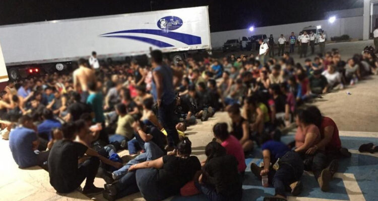 México: encuentran más de 100 niños migrantes abandonados en un camión