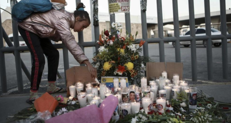 Homenaje a las víctimas que murieron en la estación migratoria de Ciudad Juárez