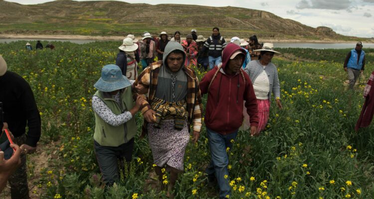 Pobladores rescatan a soldados del rio Ilave