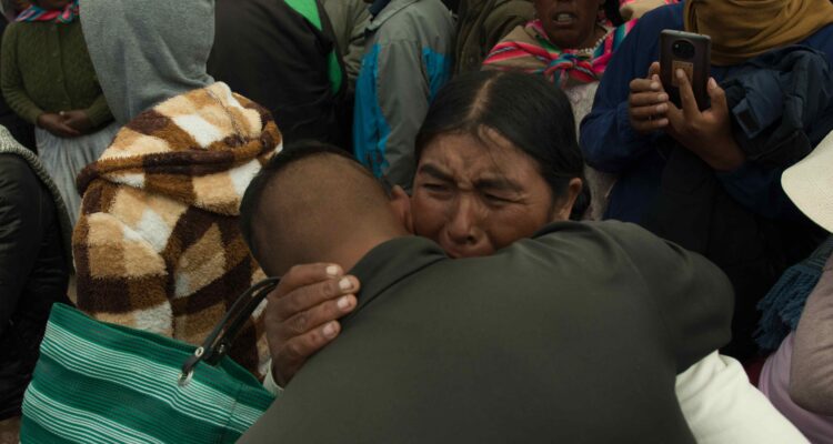 mujer abraza a su hijo