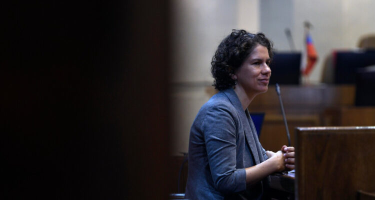 Tuvo final feliz: la anécdota de la ministra Rojas tras extraviar su celular en un Uber