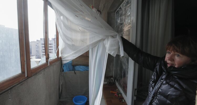 Ventanas quebradas en un balcón de un barrio residencial en Kiev