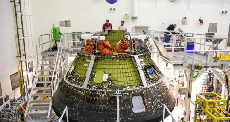La cápsula Artemis I Orion asegurada en una plataforma dentro de la Instalación de Procesamiento de Cargas Múltiples (MPPF) en el Centro Espacial Kennedy en Florida. 