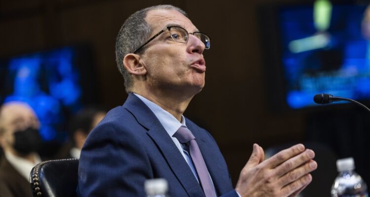 El director ejecutivo de Moderna justificó ante el Senado de EEUU la decisión de cuadruplicar el precio de la vacuna contra la covid.
