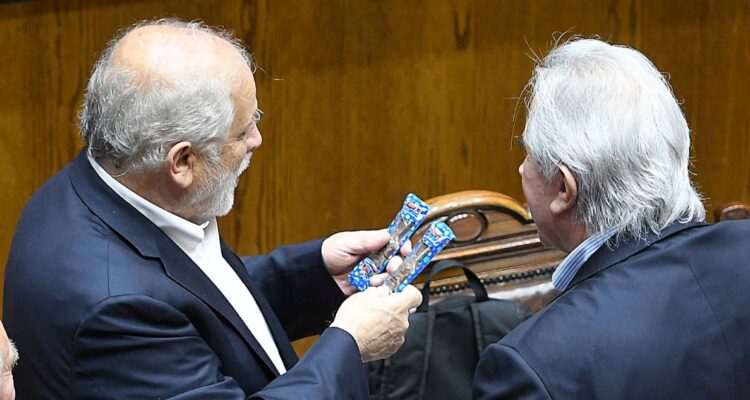 “Están medios añejos”: Moreira regala conejos de chocolate al ministro Montes tras dichos de incendios