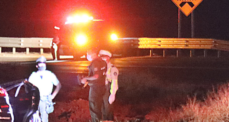 Hombre muere tras volcar en cercanías de Salto del Laja: vehículo se incendió