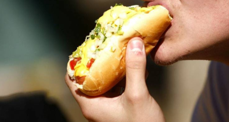 Mujer muere al comer completo