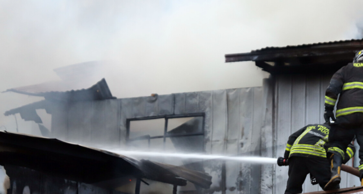 Mujer muere tras prenderle fuego a su casa