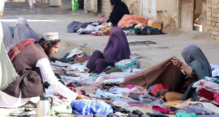 Mujeres afganas en un mercado en vísperas del Día Mundial de la Mujer
