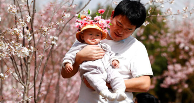 Dinero para frenar la caída de natalidad que amenaza al futuro de Japón
