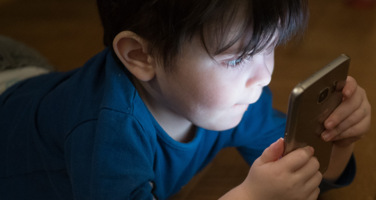 Los niños y sus pantallas: ¿que peligros corren, cuánto tiempo deben usarlas, y cómo ponerles límites?