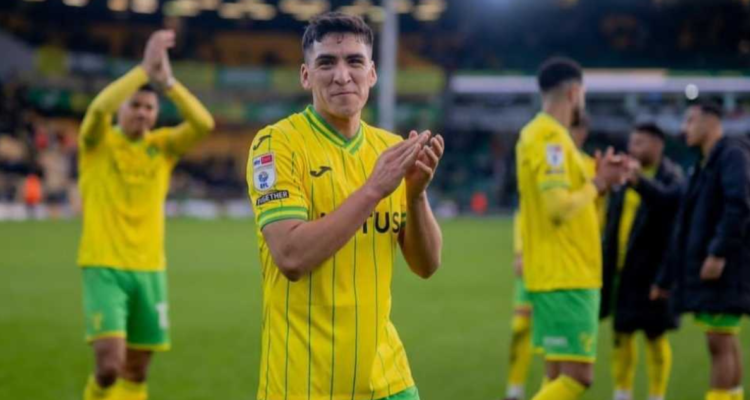 Marcelino Núñez celebra su presente con el Norwich Coty.