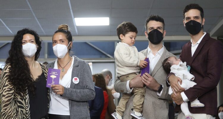 Primeras parejas en acceder a matrimonio igualitario en Chile