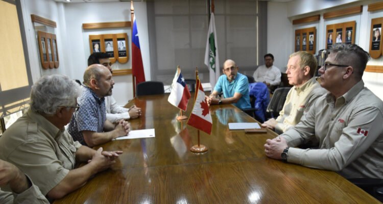 Reunión entre Conaf y equipos canadienses para acuerdo por incendios