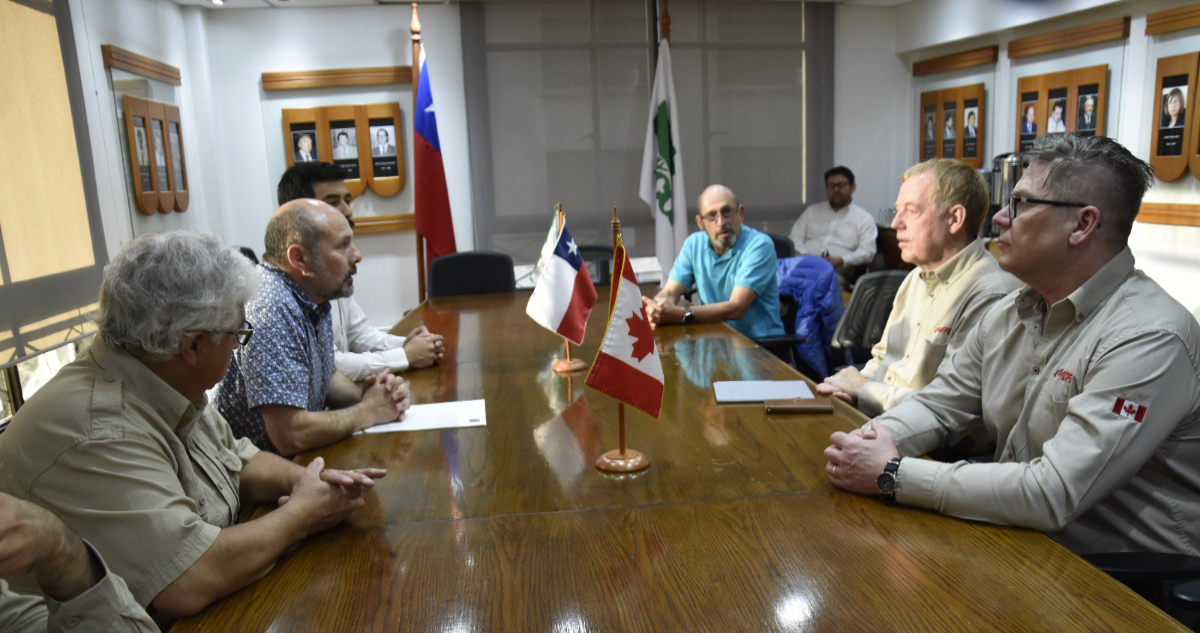 Reunión entre Conaf y equipos canadienses para acuerdo por incendios