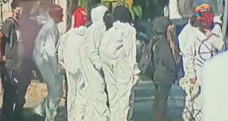 Overoles blancos lanzan bombas incendiarias a las afueras del INBA: tránsito desviado