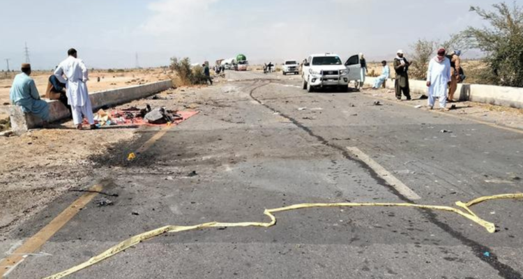 Oficiales de seguridad inspeccionan el lugar de la explosión