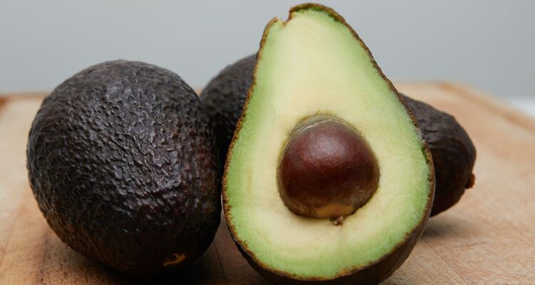 Interceptan camión con millonaria carga de palta peruana de contrabando